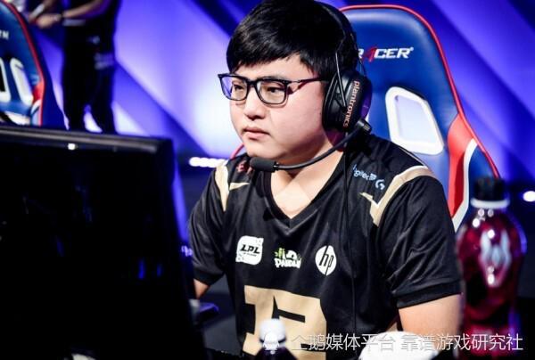 开云体育网址-Uzi巅峰对决，Doinb与60激战掘金分钟，精彩发挥胜负难料！